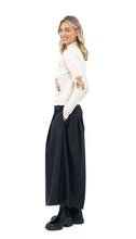 Učitajte sliku u preglednik galerije, Crne široke hlače sa faldama