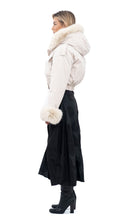 Učitajte sliku u preglednik galerije, Bež jakna s umjetnim krznom