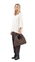 Učitajte sliku u preglednik galerije, Pletena torba od prirodne kože u tamnosmeđoj nijansi