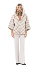 Učitajte sliku u preglednik galerije, Bež bunda pelerina od umjetnog krzna