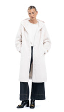 Učitajte sliku u preglednik galerije, Duga bijela bunda za bezvremenski zimski izgled
