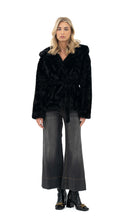 Učitajte sliku u preglednik galerije, Kratka bunda od umjetnog krzna s kapuljačom i pojasom