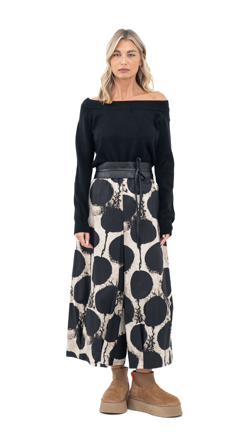 Hlače s uzorkom u crno-bež tonovima