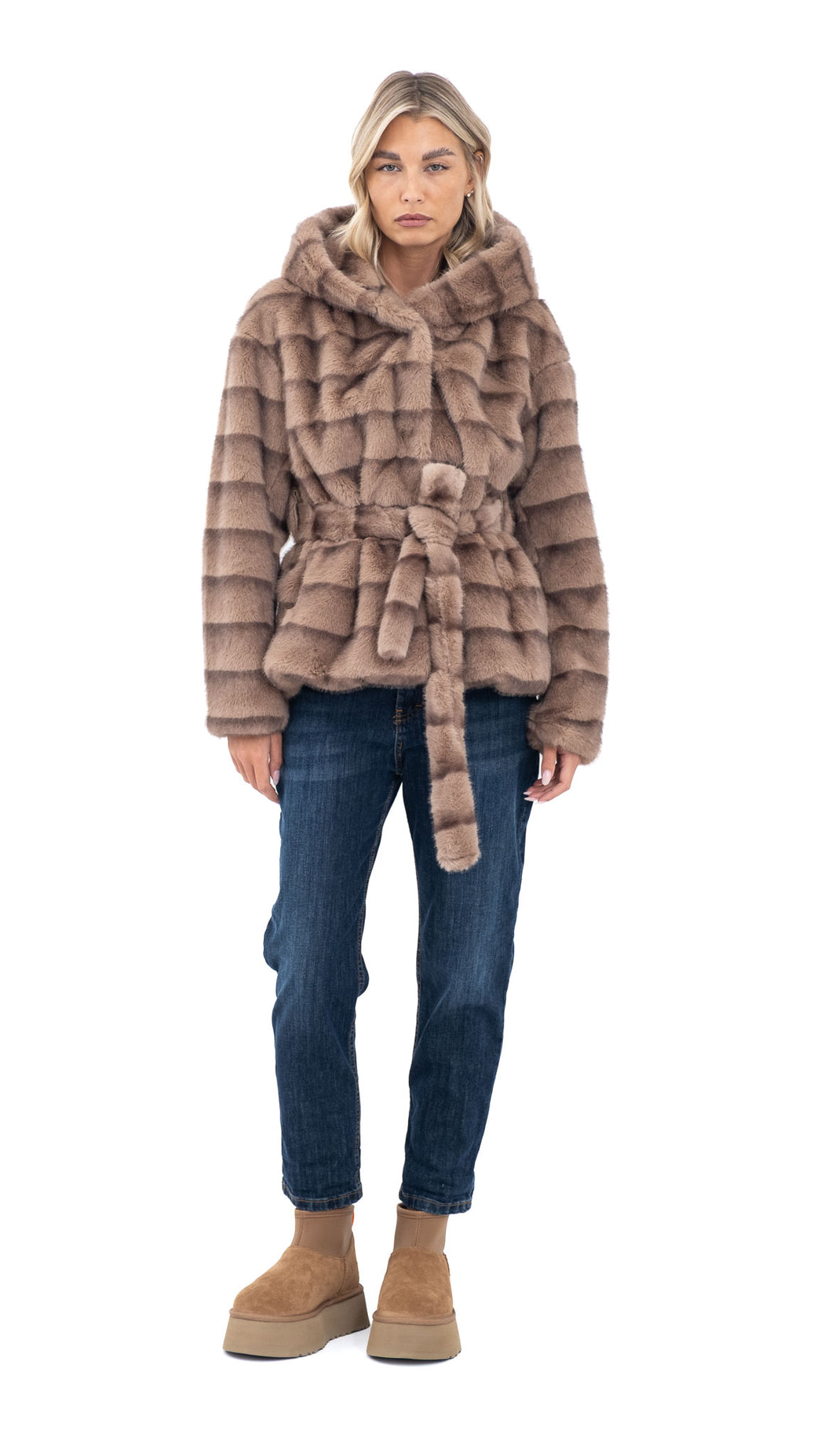 Kratka bunda s kapuljačom i pojasom u smeđem uzorku