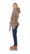 Učitajte sliku u preglednik galerije, Kratka bunda s kapuljačom i pojasom u smeđem uzorku
