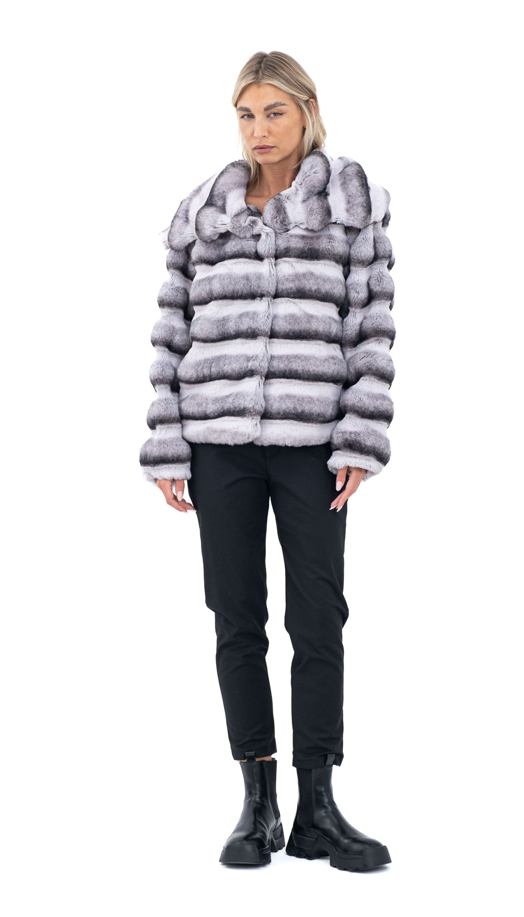 Kratka bunda od umjetnog krzna u sivo-bijelom uzorku