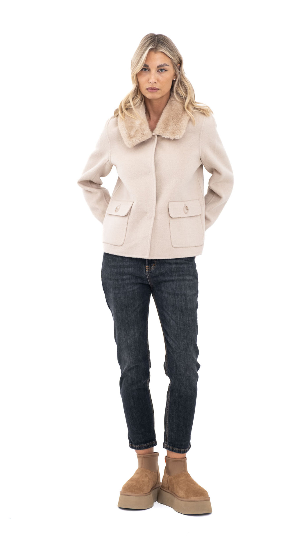 Kratka jakna s krznenim okovratnikom u bež nijansi