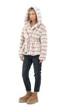 Učitajte sliku u preglednik galerije, Kratka bunda s kapuljačom i pojasom u svijetlom uzorku
