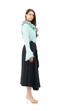 Učitajte sliku u preglednik galerije, Viskozna tirkizna košulja sa volanima i zvonolikim rukavom
