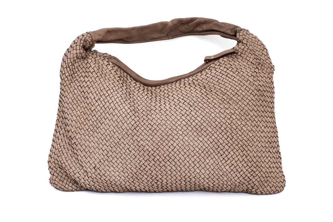 Pleteni model od prirodne kože u svijetloj smeđoj nijansi