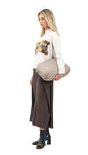 Učitajte sliku u preglednik galerije, Pletena torba od prirodne kože u bež nijansi
