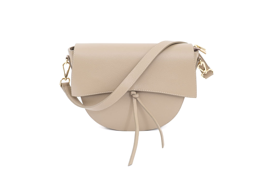 Kožni model u svijetloj bež nijansi