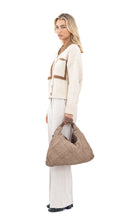 Učitajte sliku u preglednik galerije, Pleteni model od prirodne kože u svijetloj smeđoj nijansi
