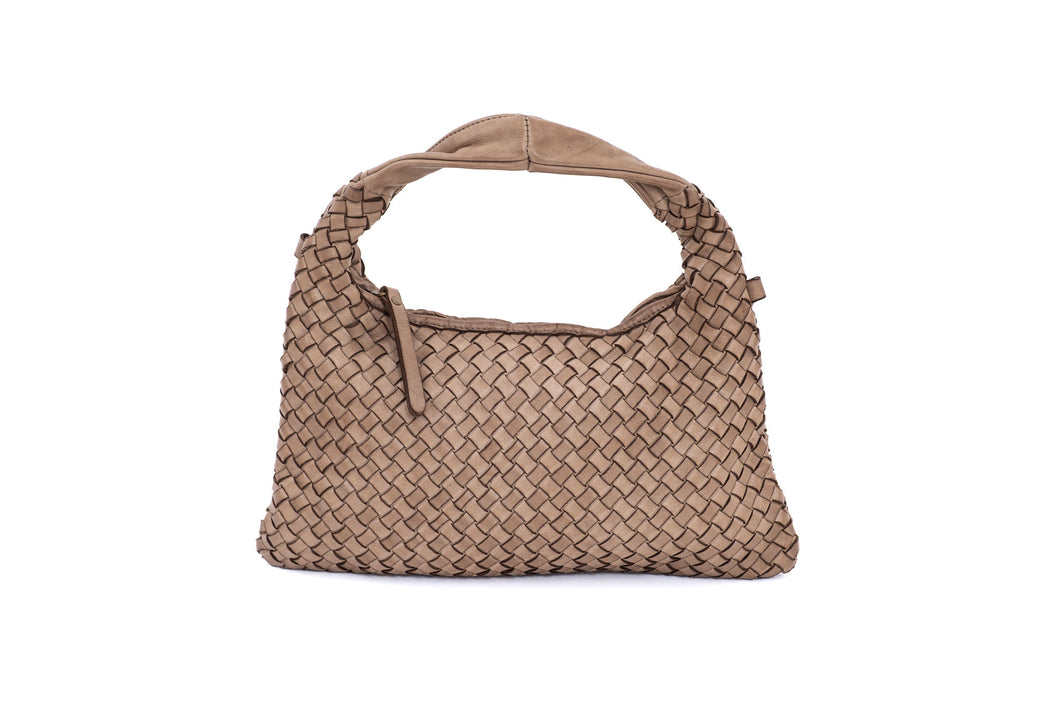 Pleteni model od prirodne kože u toploj smeđoj nijansi