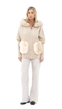 Učitajte sliku u preglednik galerije, Bež jakna s kapuljačom i krznenim detaljima
