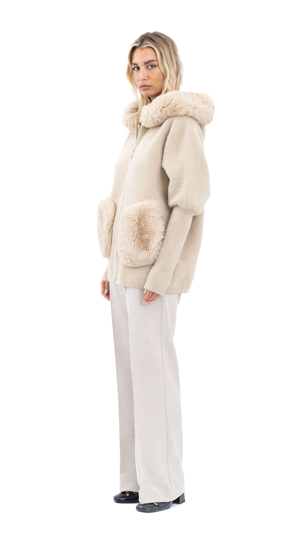 Bež jakna s kapuljačom i krznenim detaljima