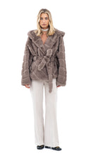 Učitajte sliku u preglednik galerije, Sivo smeđa bunda od umjetnog krzna s kapuljačom
