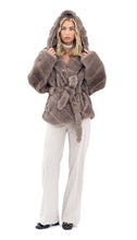 Učitajte sliku u preglednik galerije, Sivo smeđa bunda od umjetnog krzna s kapuljačom
