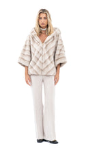Učitajte sliku u preglednik galerije, Bež bunda pelerina od umjetnog krzna
