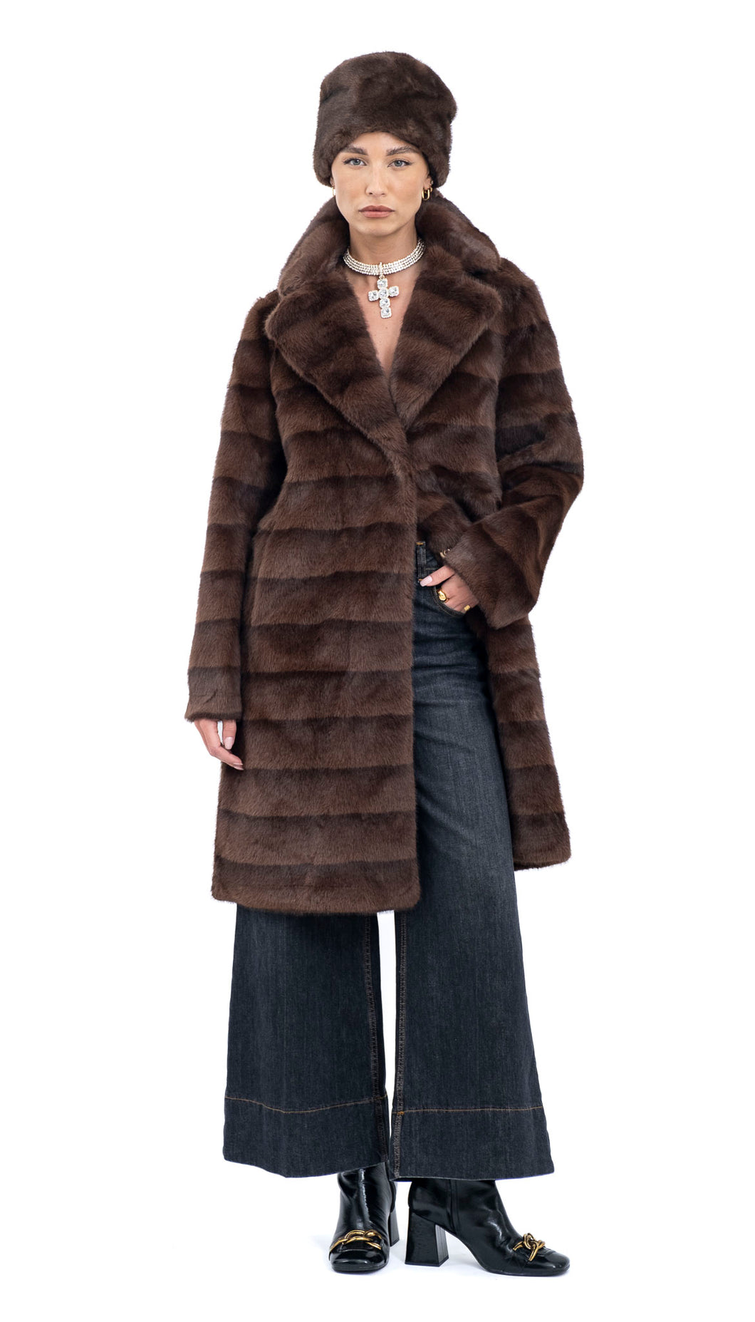 Elegantna smeđa bunda za sofisticirani zimski stil