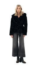 Učitajte sliku u preglednik galerije, Kratka bunda od umjetnog krzna s kapuljačom i pojasom
